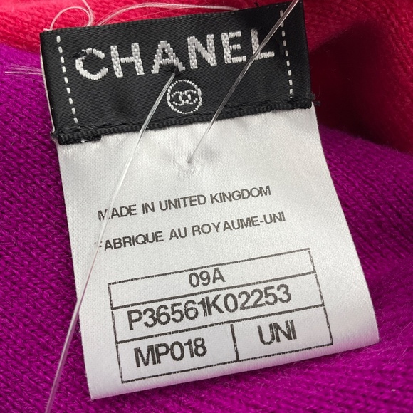 CHANEL MAGENTA / PINK 2009 FRINGED CASHMERE KNIT SCARF - Picture 6 of 13